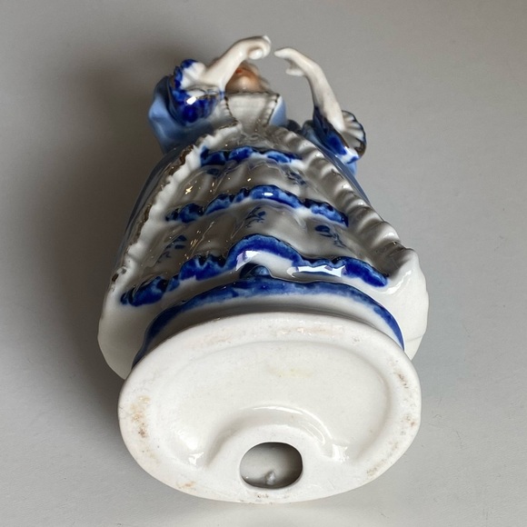 Vintage Elegant Blue and White Porcelain Figurine with Gold accents - Picture 6 of 13